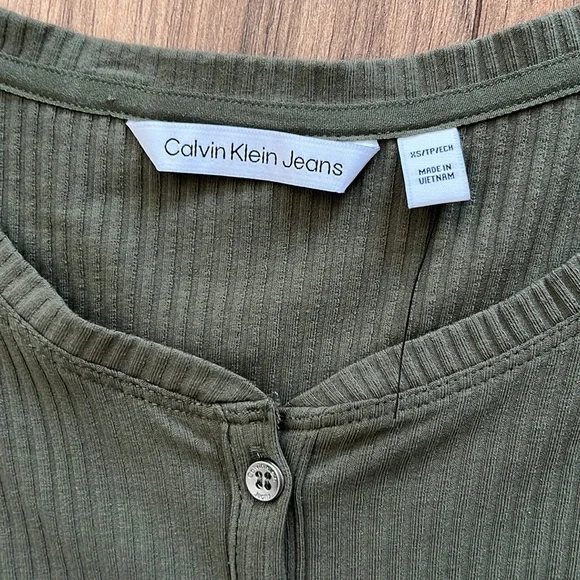 NEW Calvin Klein Jeans Long Sleeve Women’s Top, Size XS, Olive Green, NWOT - Picture 3 of 4